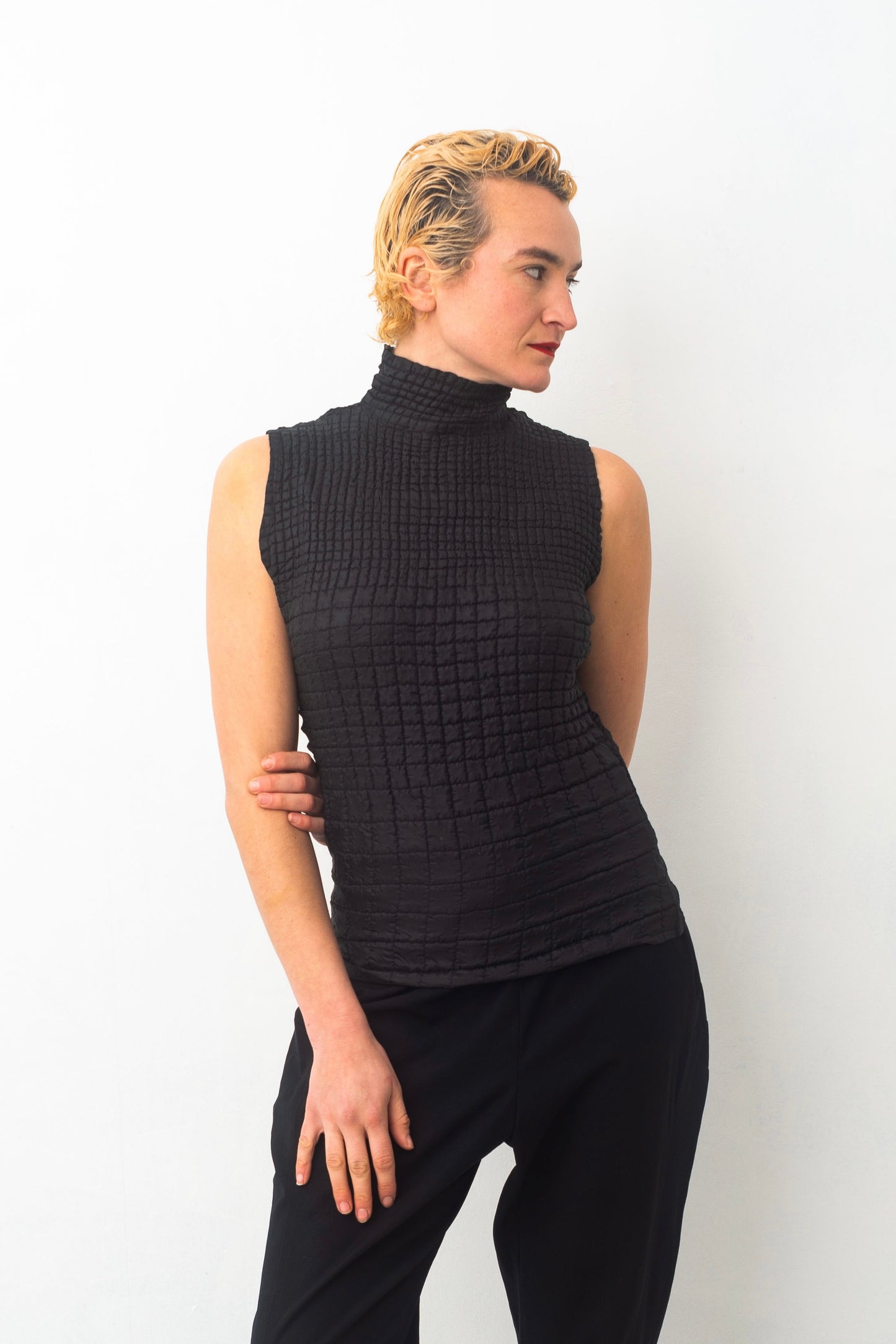 Yoshiki Hishinuma 90s black squared wrinkled top
