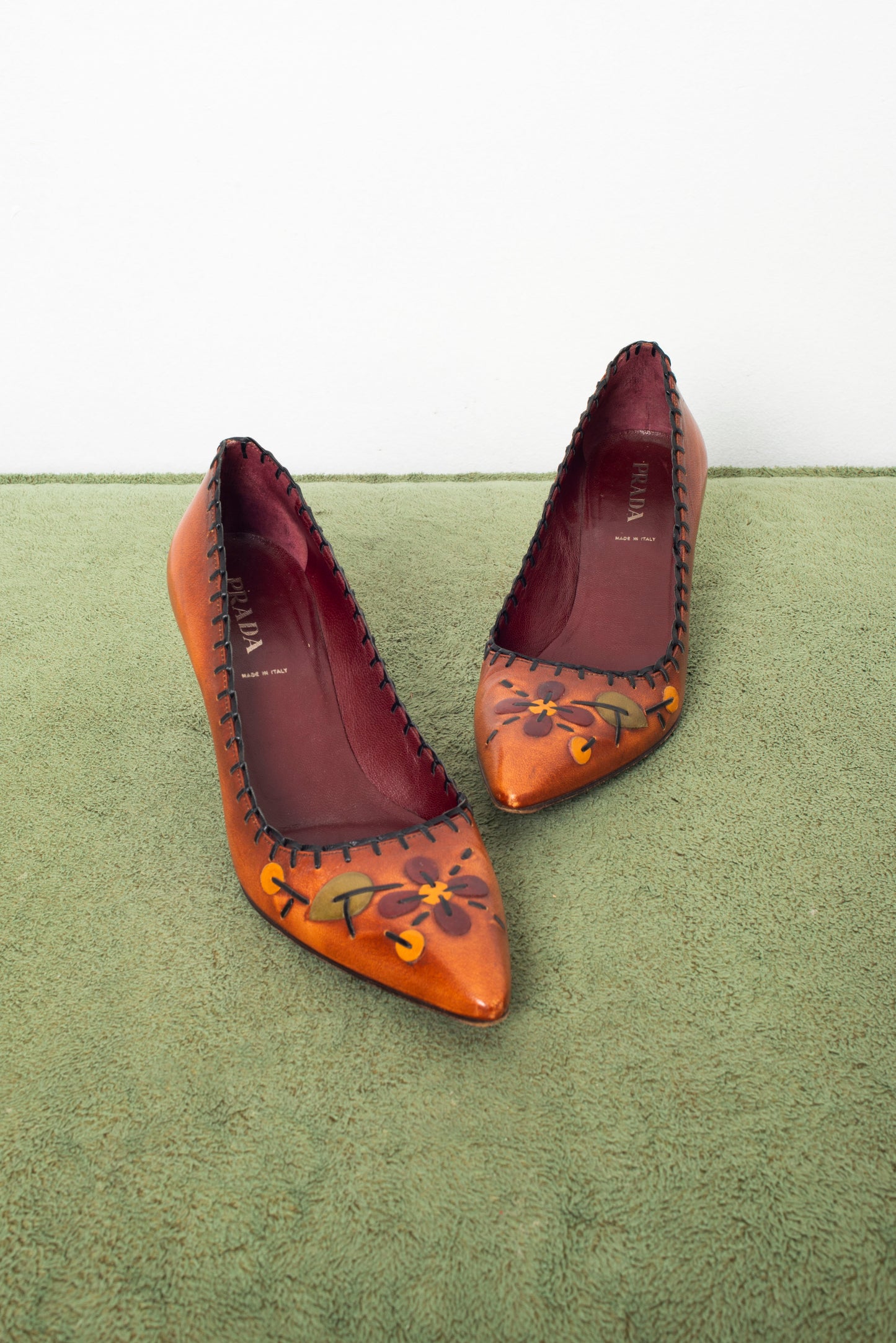 Prada 2000's leather whipstitch whimsical flower embroidered pumps size 39