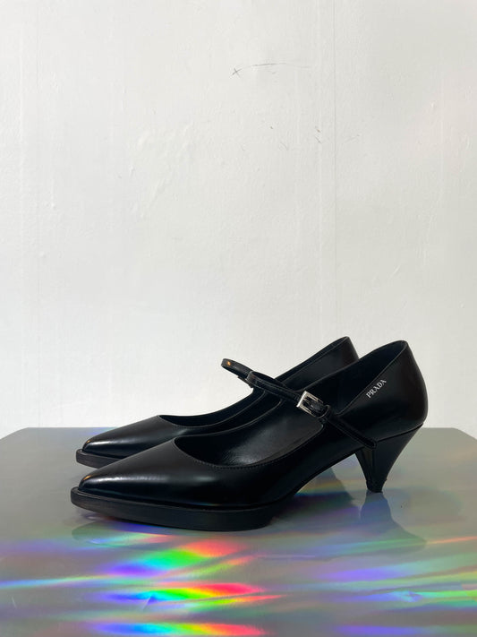 Prada 2020's black lacquered leather pumps with pointy toe and ankle strap size 36,5