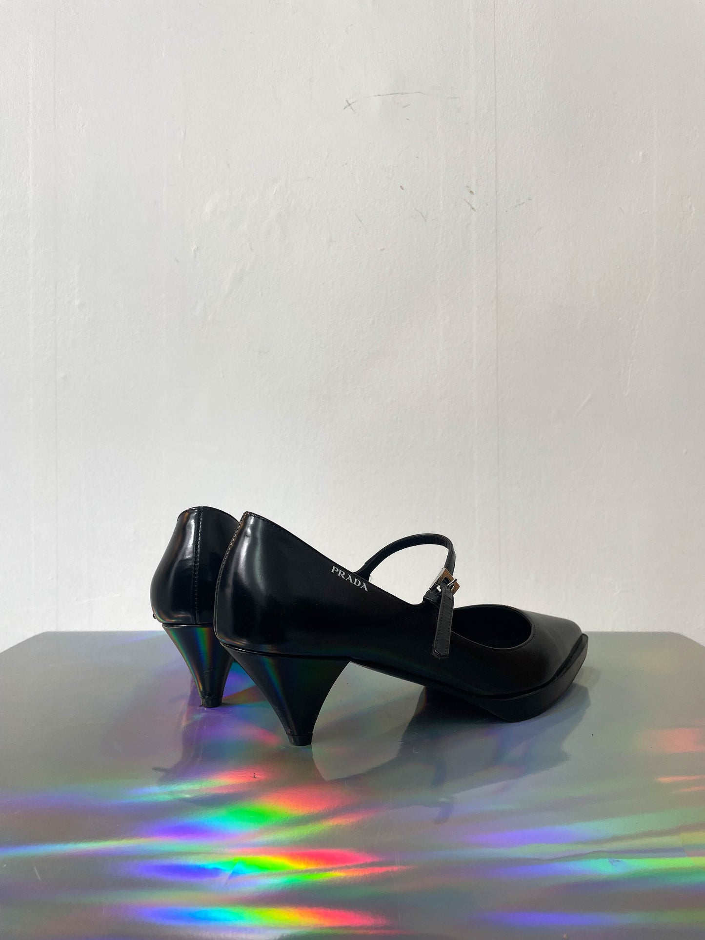 Prada 2020's black lacquered leather pumps with pointy toe and ankle strap size 36,5
