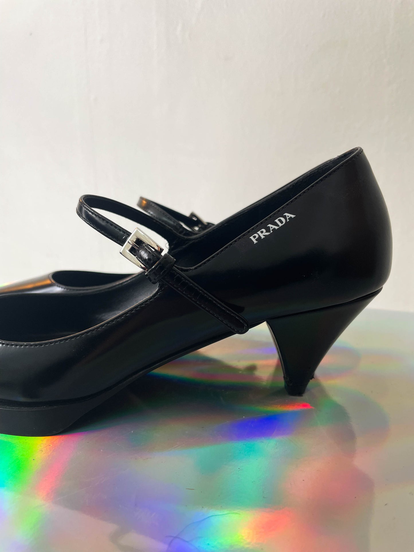Prada 2020's black lacquered leather pumps with pointy toe and ankle strap size 36,5