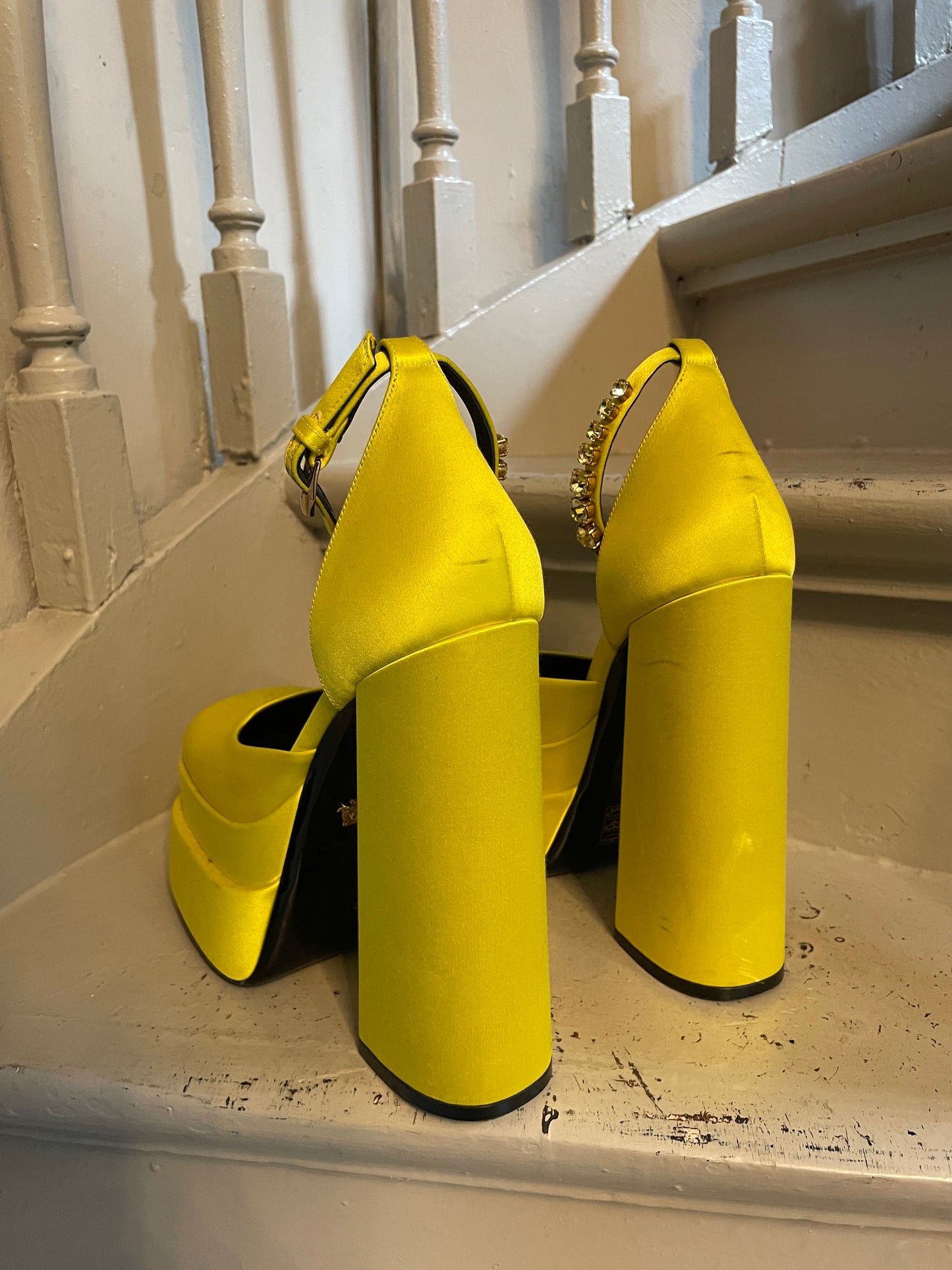 Versace FW 2021 full runway look 36 : yellow dress , Medusa Aevitas heels and stockings