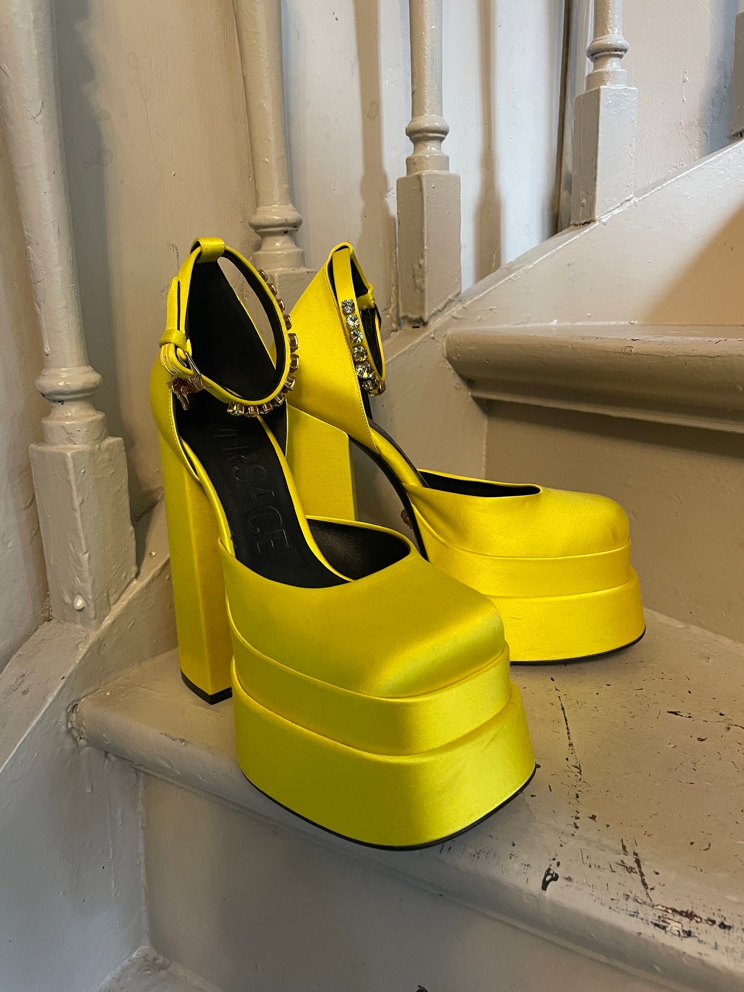 Versace FW 2021 full runway look 36 : yellow dress , Medusa Aevitas heels and stockings