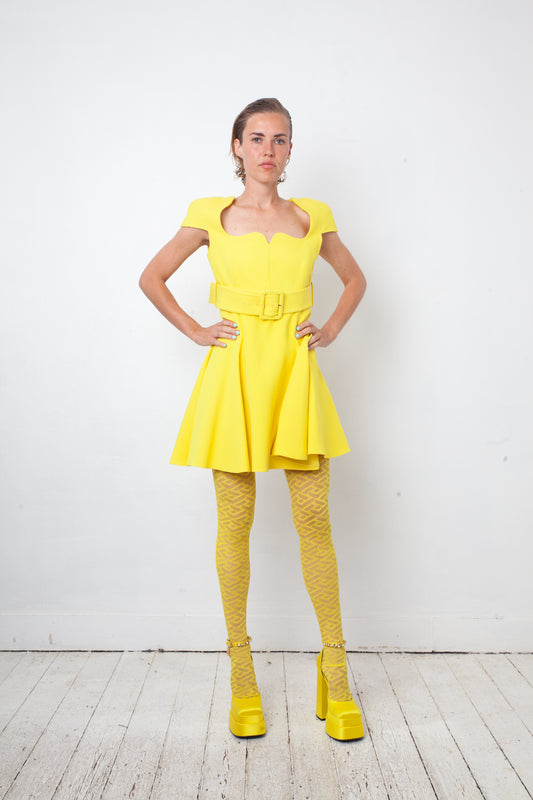 Versace FW 2021 full runway look 36 : yellow dress , Medusa Aevitas heels and stockings