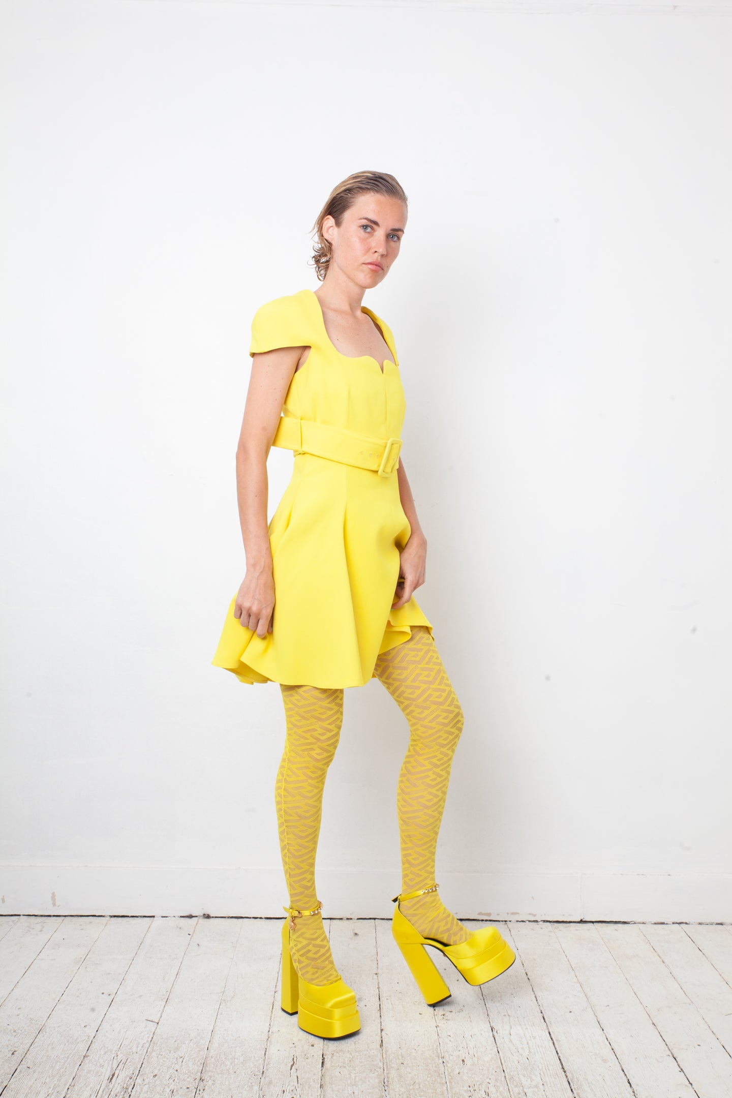 Versace FW 2021 full runway look 36 : yellow dress , Medusa Aevitas heels and stockings