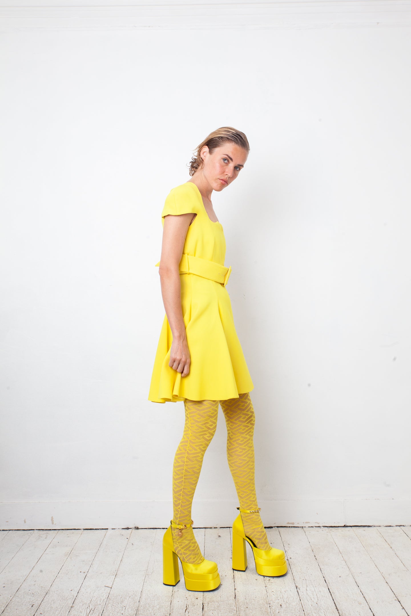 Versace FW 2021 full runway look 36 : yellow dress , Medusa Aevitas heels and stockings