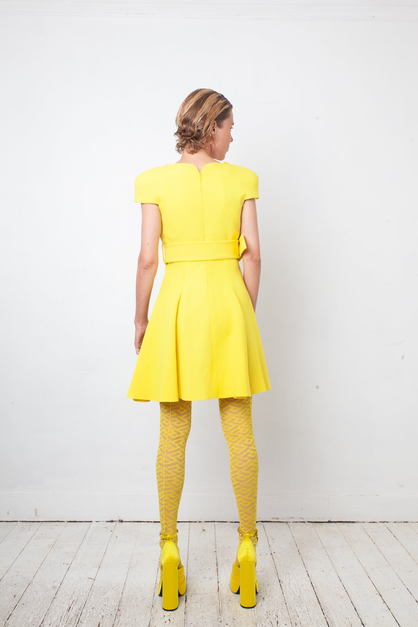 Versace FW 2021 full runway look 36 : yellow dress , Medusa Aevitas heels and stockings