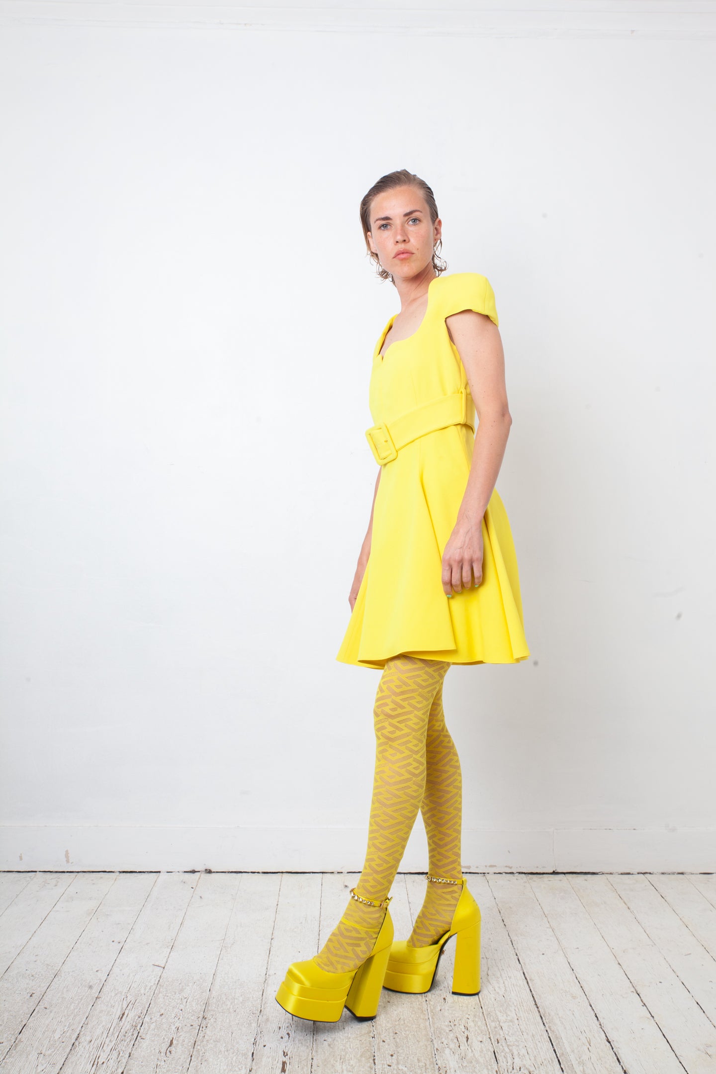 Versace FW 2021 full runway look 36 : yellow dress , Medusa Aevitas heels and stockings