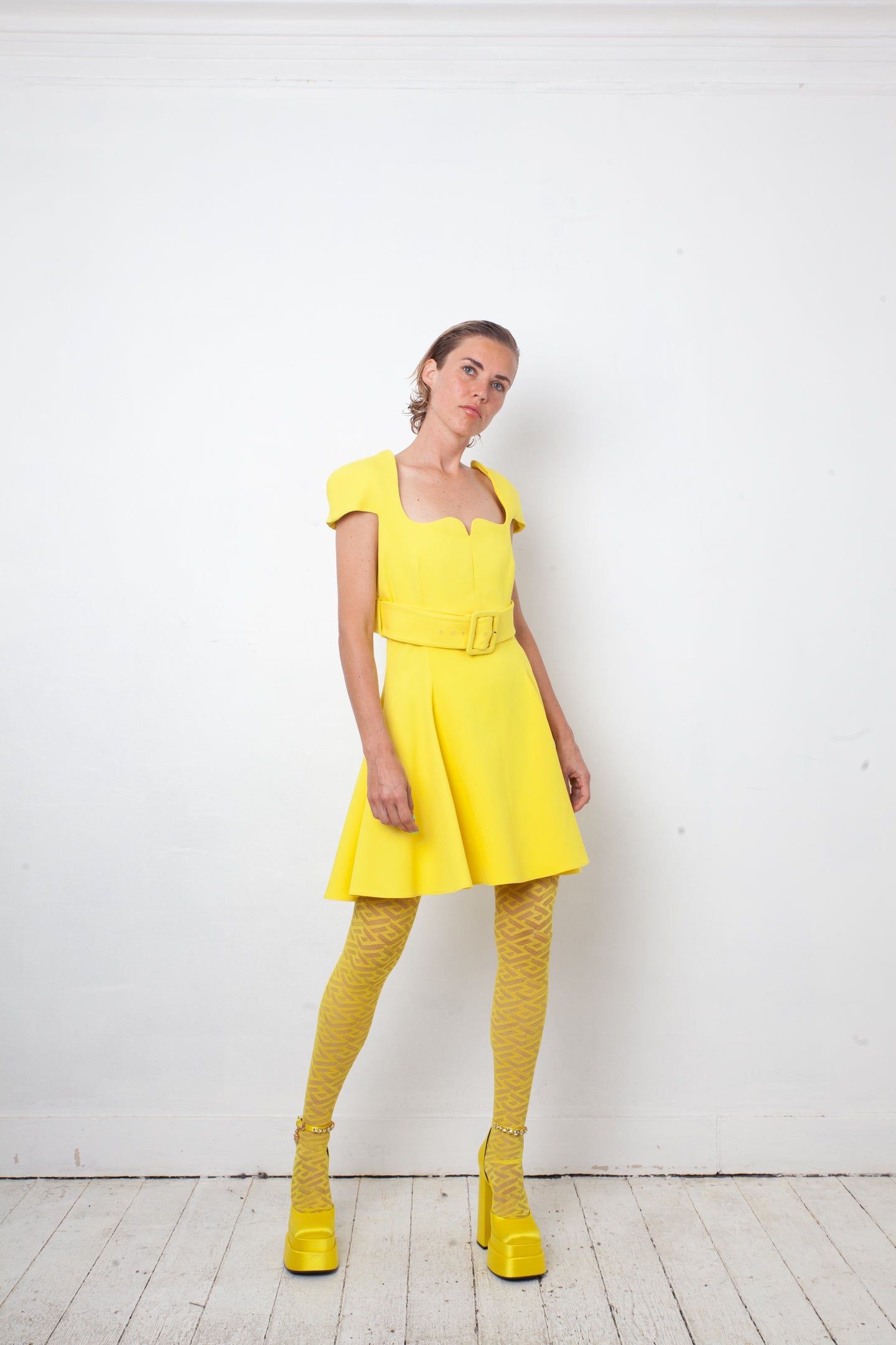 Versace FW 2021 full runway look 36 : yellow dress , Medusa Aevitas heels and stockings