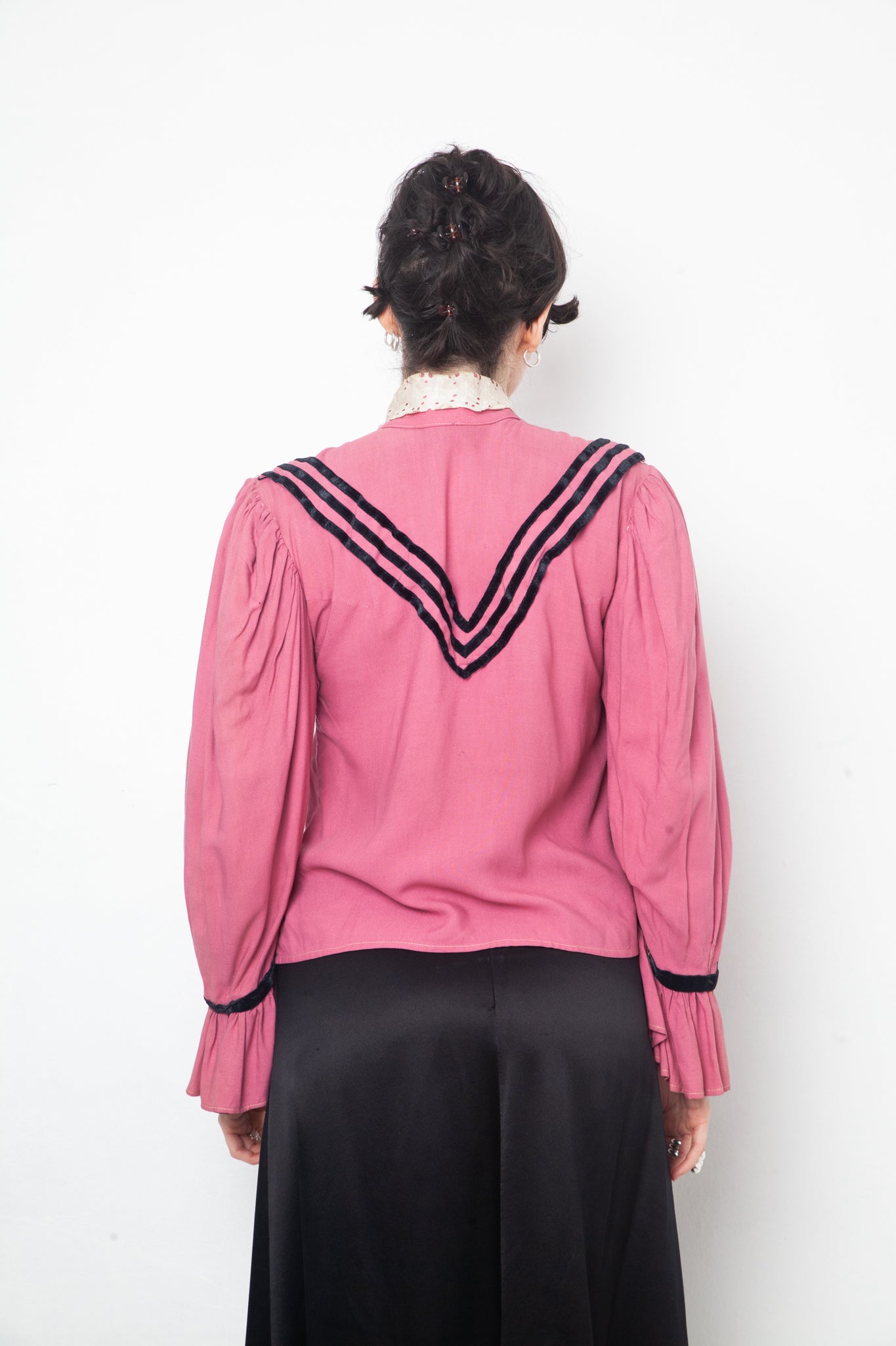 1920's pink theater costume with lace collar and flounce sleeves