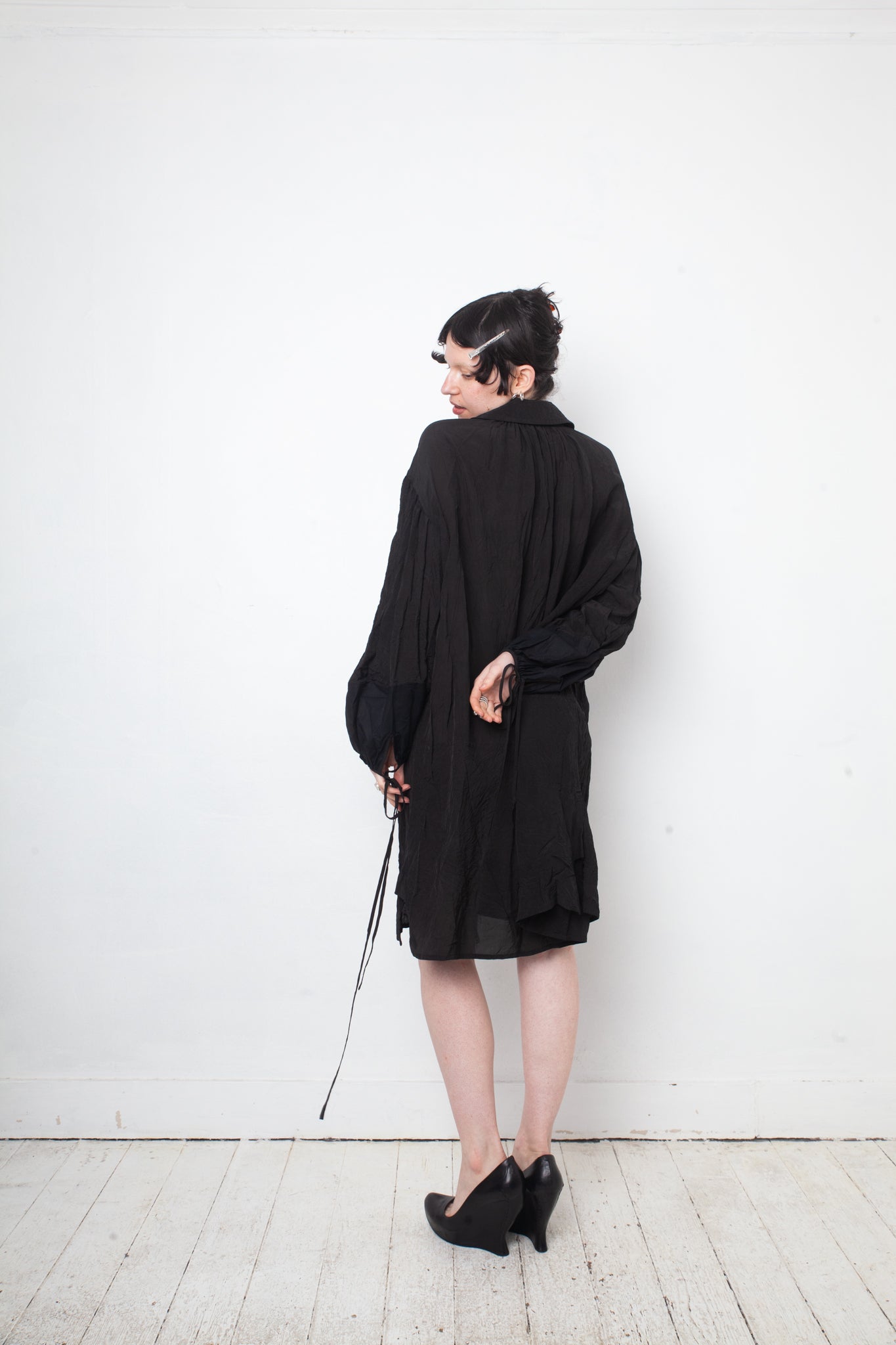 Loewe 2020's black wrinkled cotton caban shirt dress with puffy sleeves