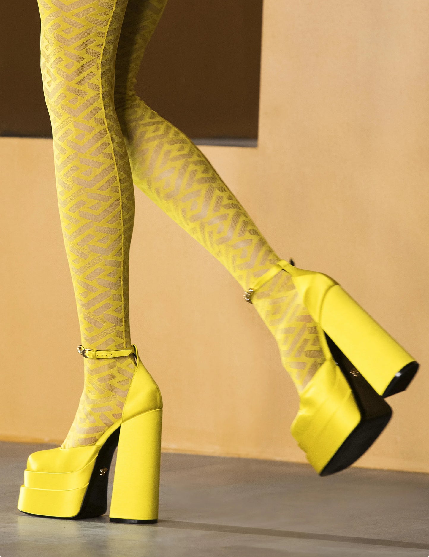 Versace FW 2021 full runway look 36 : yellow dress , Medusa Aevitas heels and stockings
