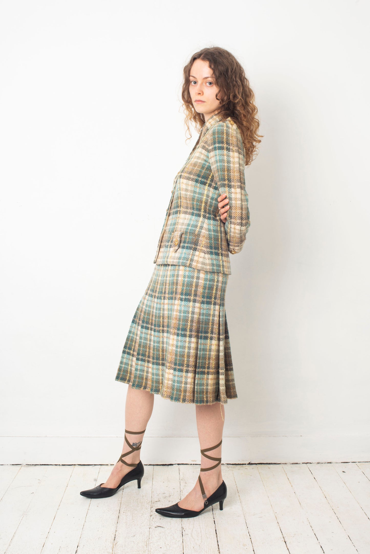 Chanel Haute Couture 1970s green tweed skirt suit with golden turtle buttons.