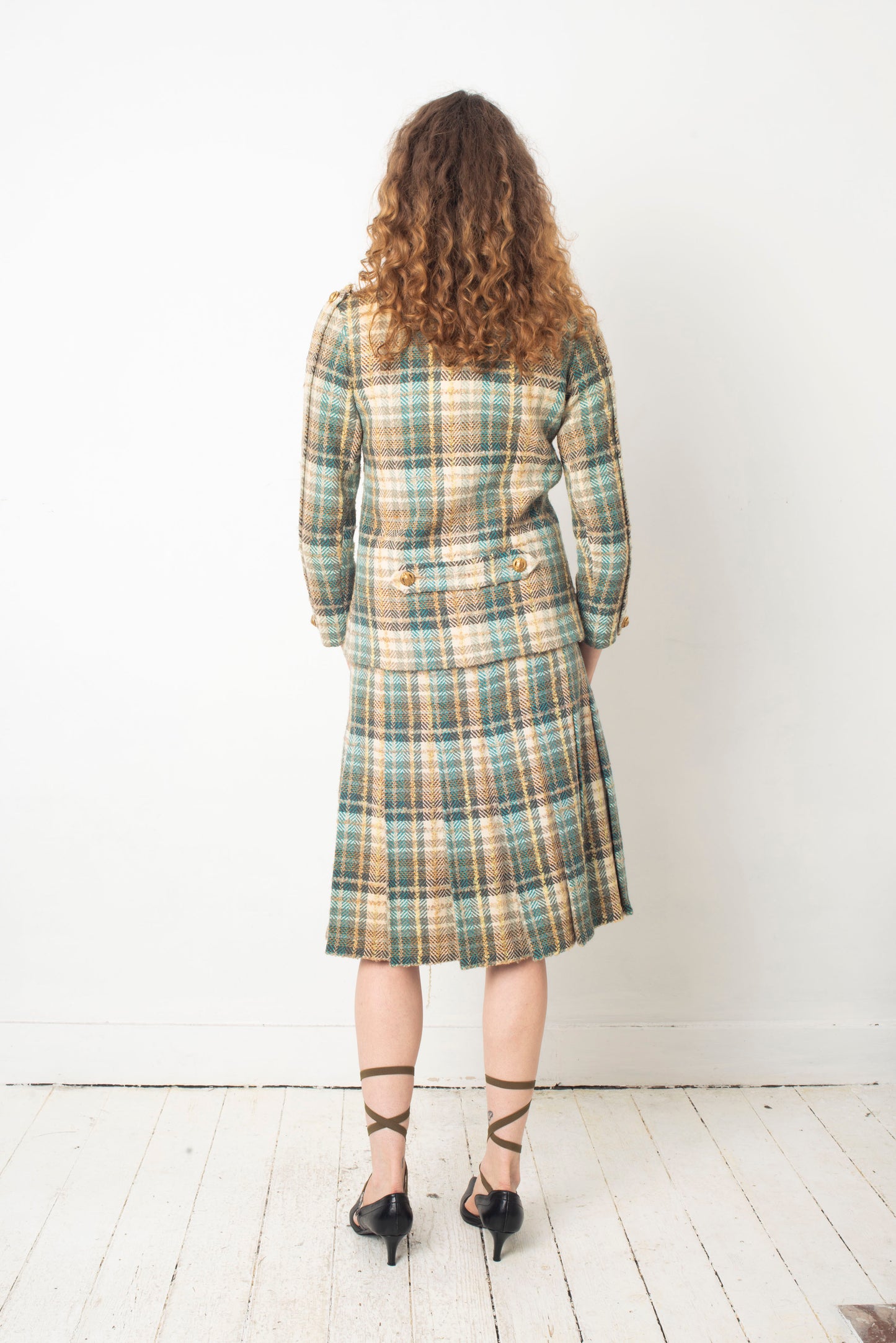 Chanel Haute Couture 1970s green tweed skirt suit with golden turtle buttons.
