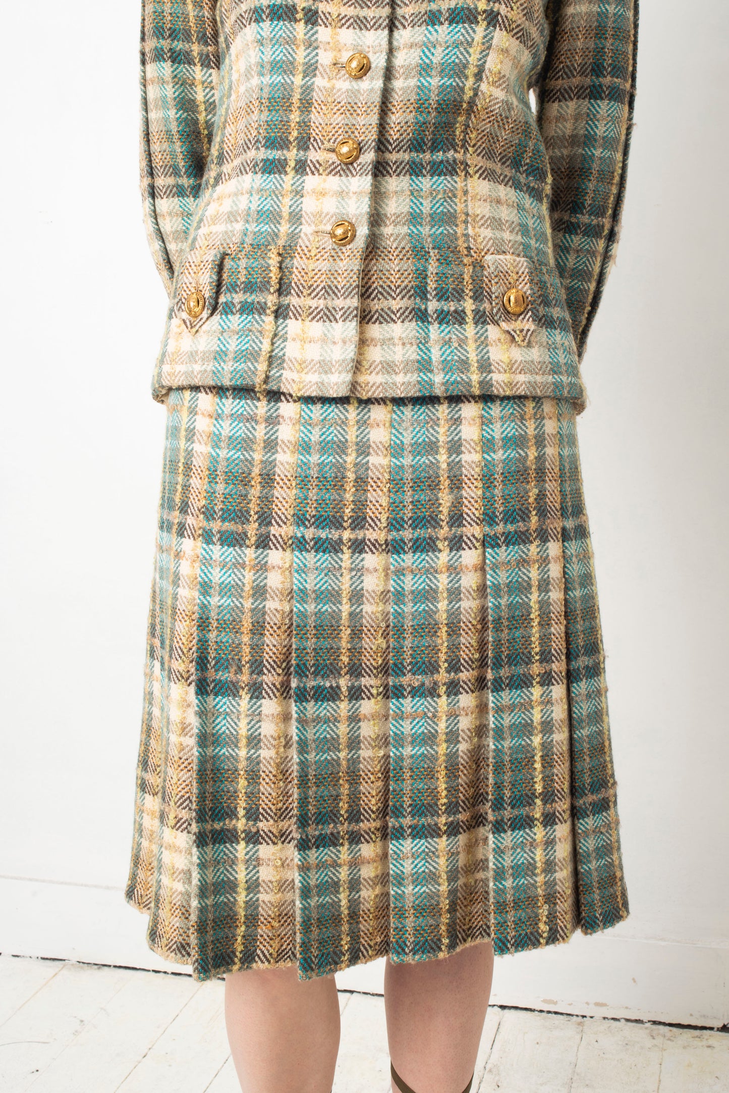 Chanel Haute Couture 1970s green tweed skirt suit with golden turtle buttons.