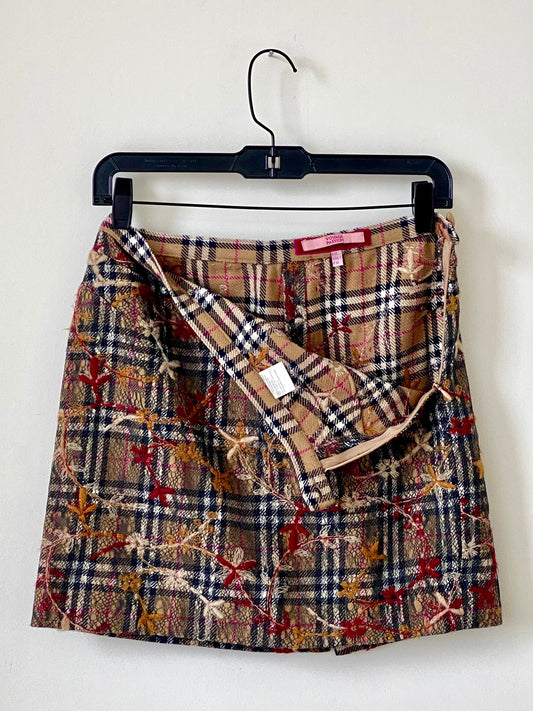 Voyage Passion Y2K Burberry tartan miniskirt with mesh layer and flower embroideries